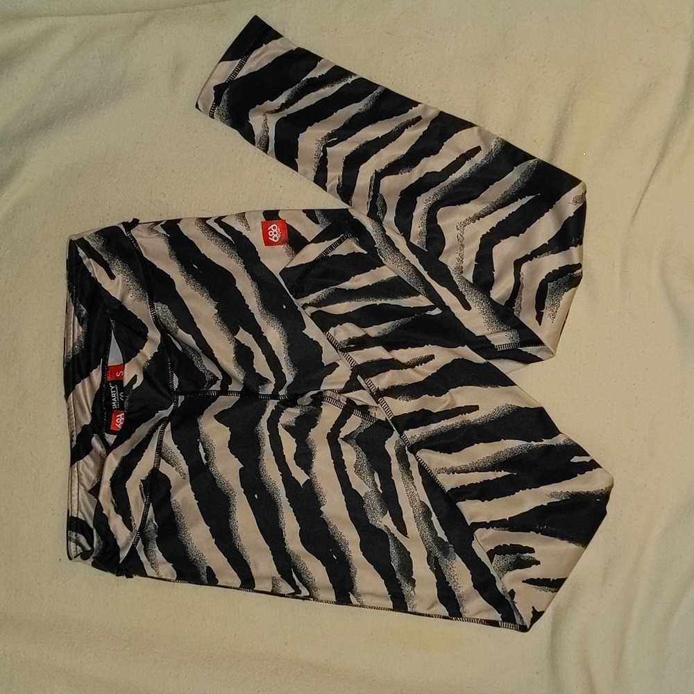 686 Smarty black and white print snowboarding/skiing underclothes